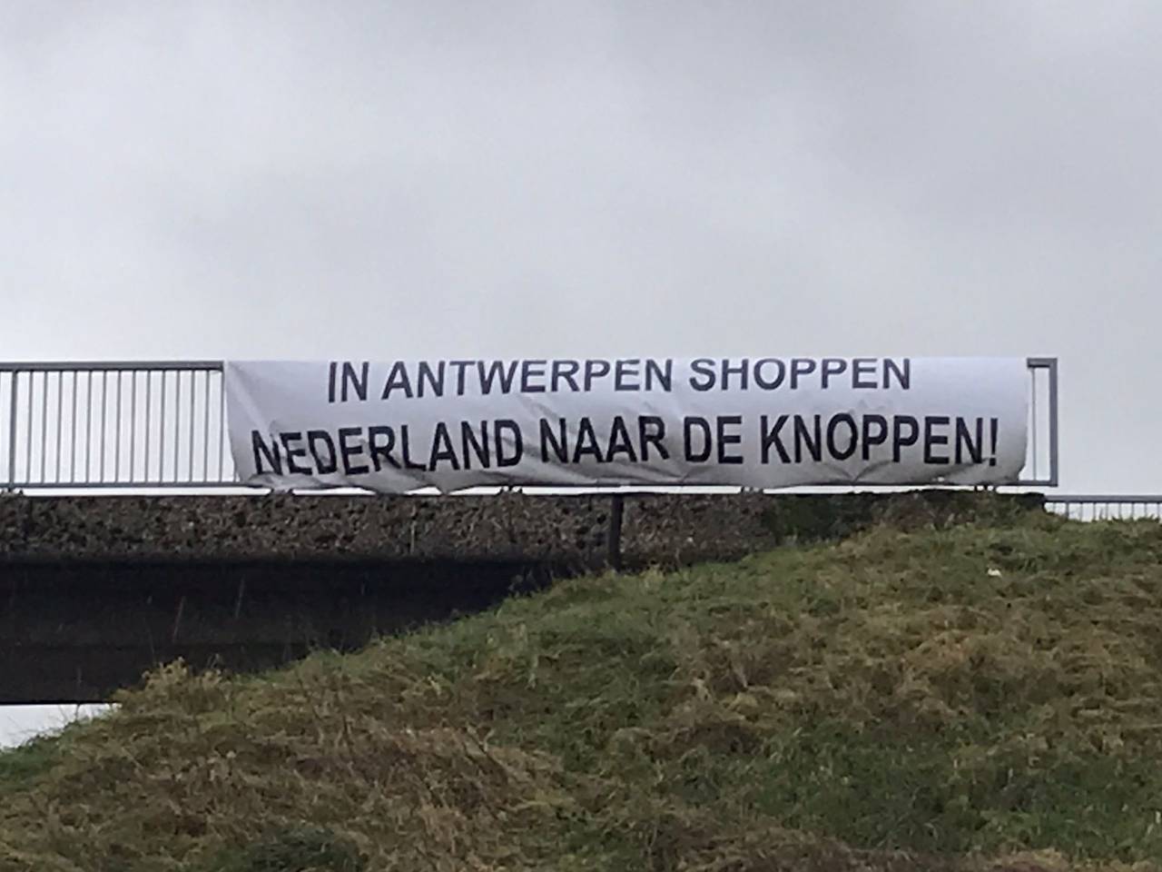 Het spandoek op de viaduct over de A4 bij Hoogerheide.