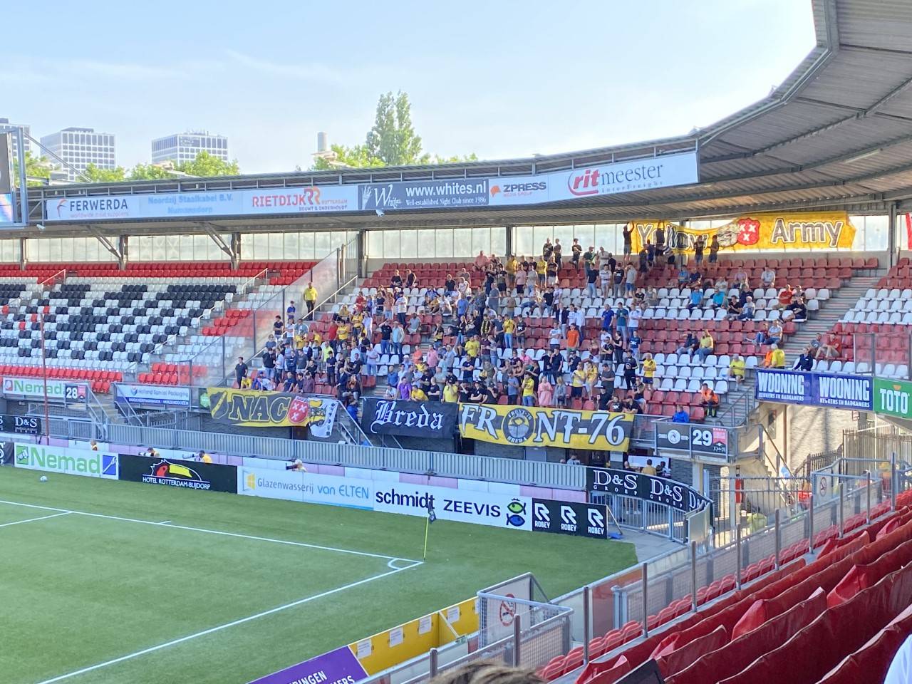 NAC-supporters in het uitvak bij Sparta.