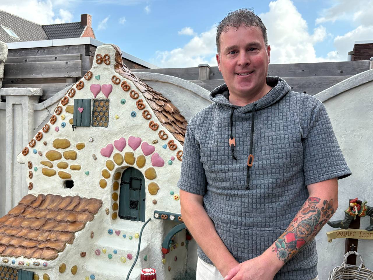 Efteling-fan Michel bouwde snoephuisje Hans en Grietje in zijn achtertuin