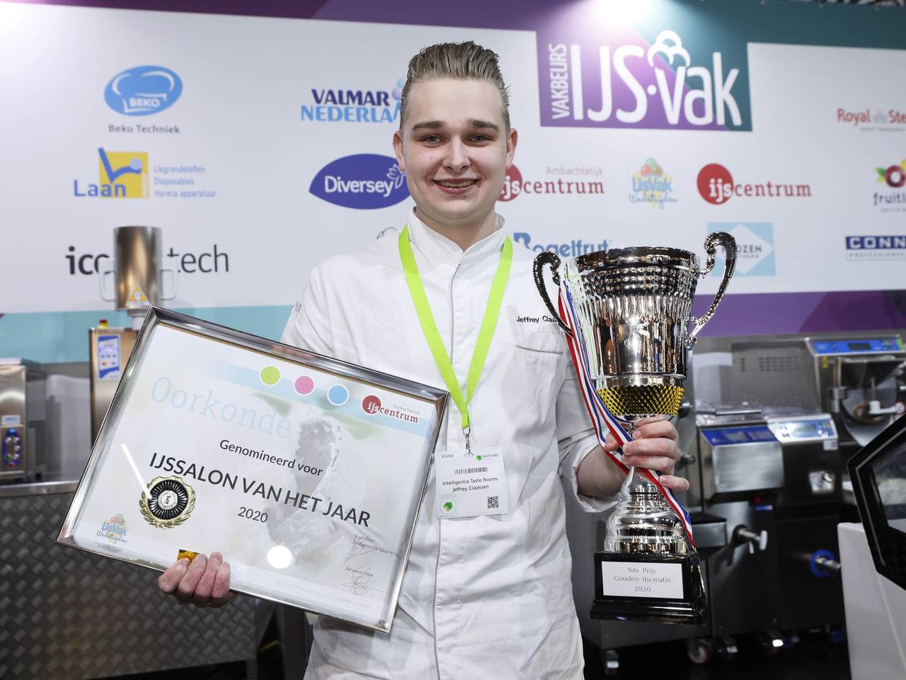 Jeffrey Claasen wint met zijn ijscoupe Cherry Blossom de titel De Gouden IJscreatie 2020.