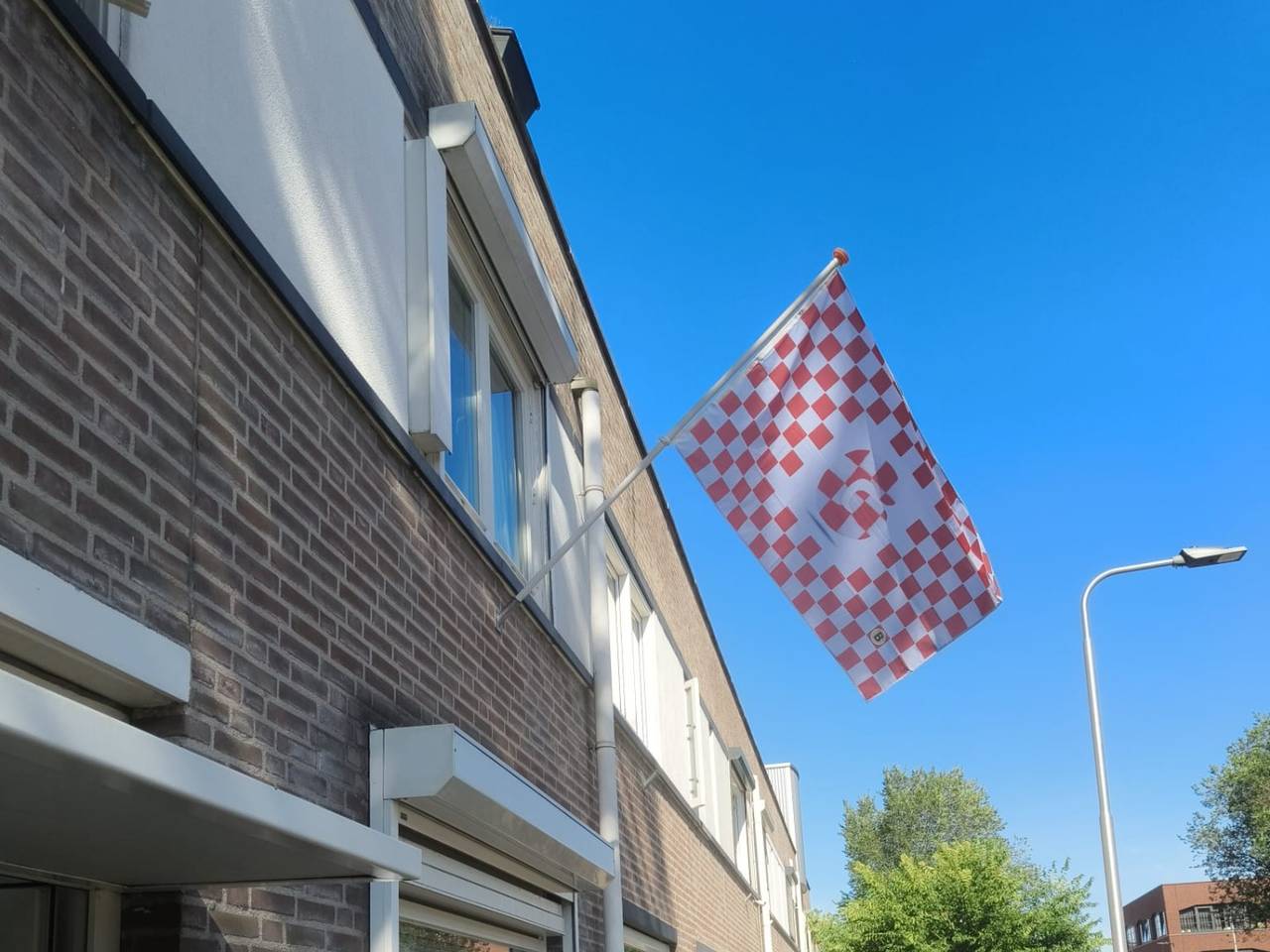 https://api.omroepbrabant.nl/img/f/$width$/$height$/0.53/0.30/cmV2aXNpb25zLzQ5Mjk4NjMtMS5qcGc_c2U9MjA0NS0wMS0wMVQxMCUzQTQwJTNBMDBaJnNpZz01VmhCTHAyTnJGWDg5dDdJcmtObmtJTnl1RTk2Wnh5aXpBVlFJVkV5NUdRJTNEJnNwPXImc3ByPWh0dHBzJnNyPWImc3Q9MjAyNS0wMS0wMVQxMCUzQTQwJTNBMDBaJnN2PTIwMjYtMDItMDY=