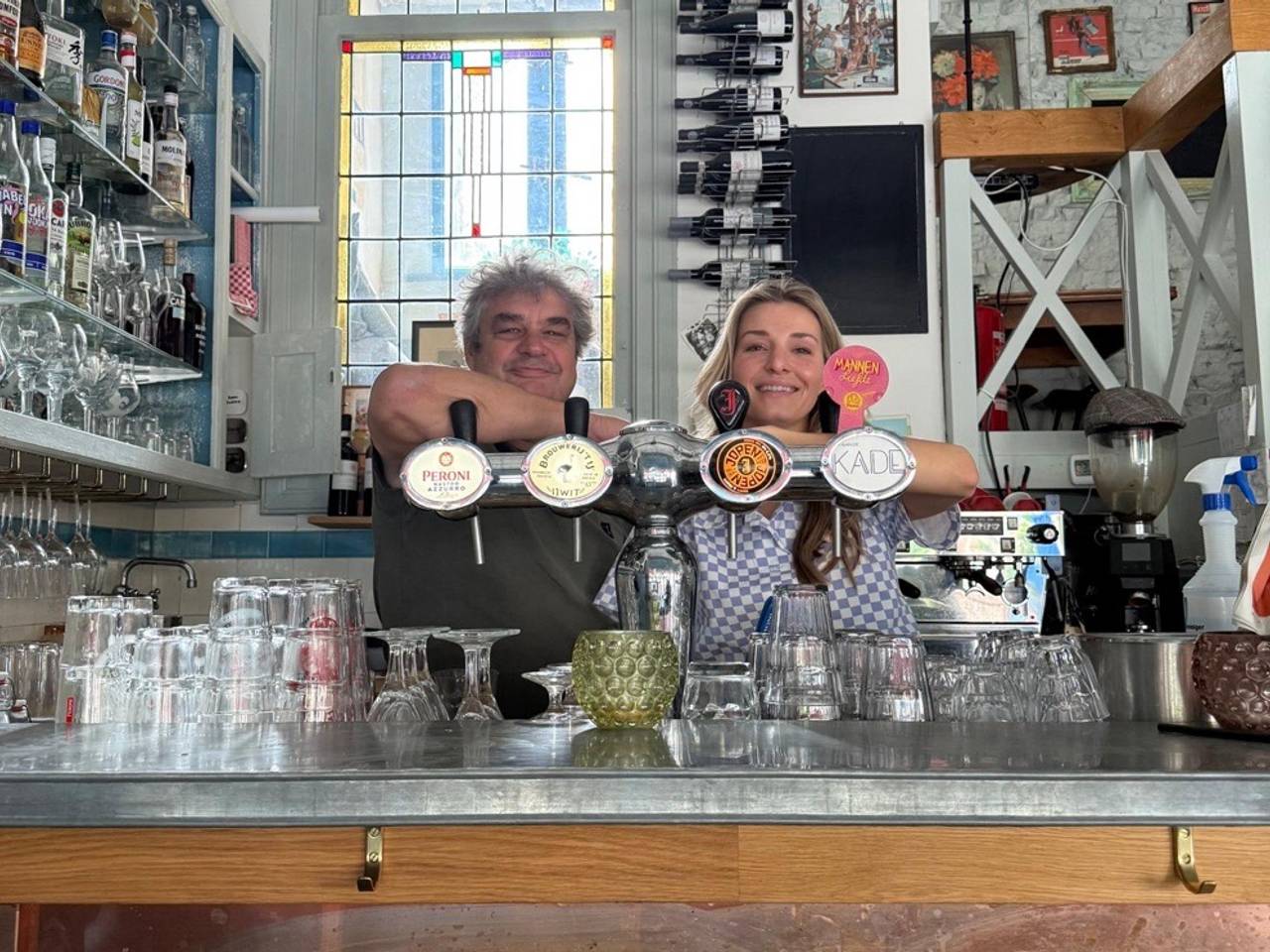 Frank en Nina achter de bar tijdens de opnames van de podcast (foto: Omroep Brabant)