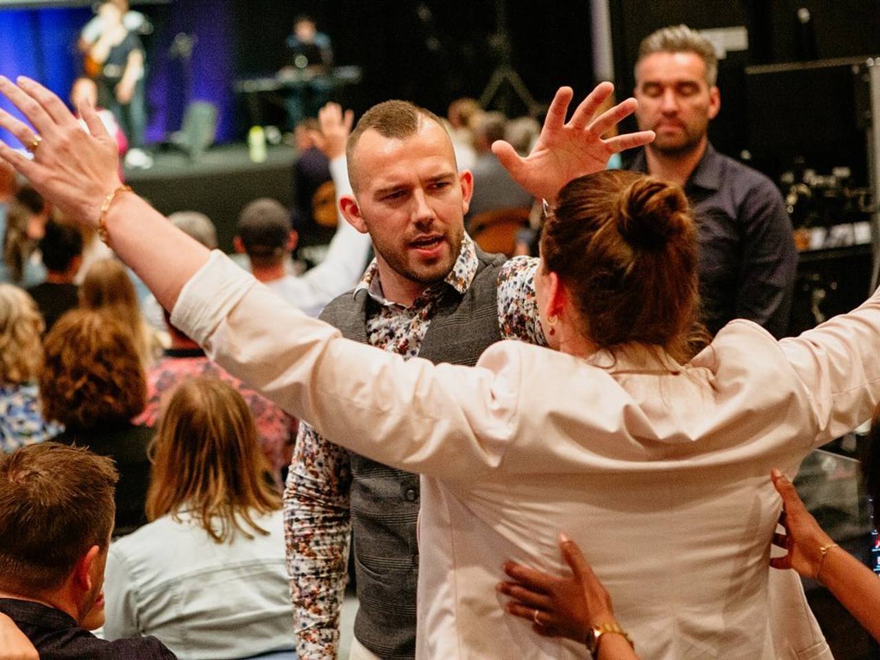 Tom de Wal tijdens een van zijn diensten (Foto: Facebook Frontrunners Ministries).