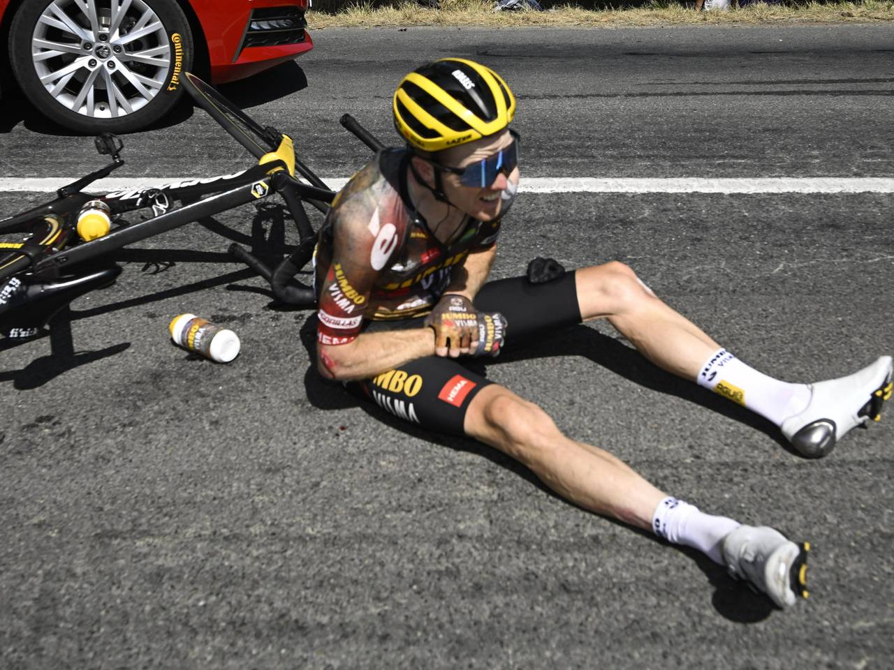 Steven Kruijswijk viel zondag in de Tour de France