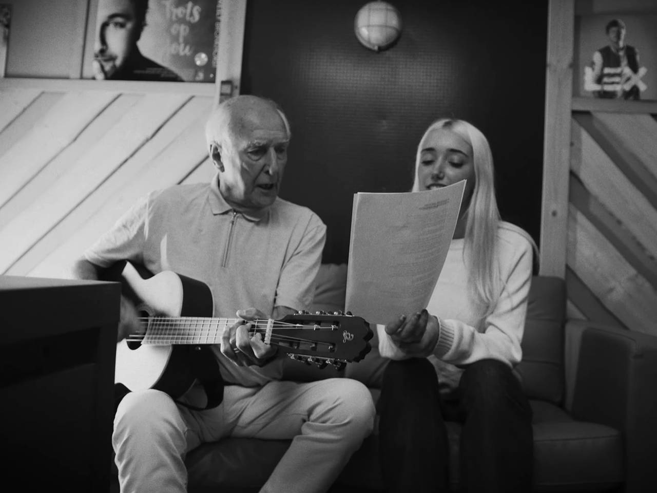 Peter Koelewijn en zijn kleindochter Olivia in de videoclip (foto: Peter Koelewijn).