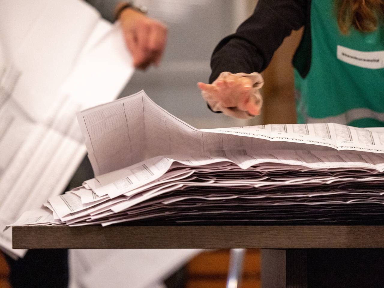 Stembureauleden tellen de stemmen die door de kiesgerechtigden zijn ingevuld op de stembiljetten (Foto: ANP)