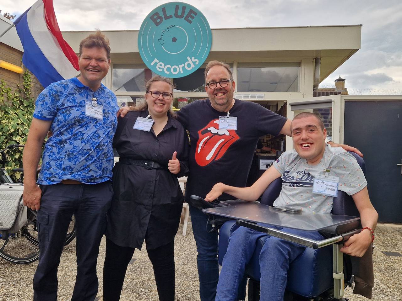 Eigenaar Frank Mulders (tweede van rechts) samen met zijn platenbazen voor de winkel (foto: Tom Berkers).