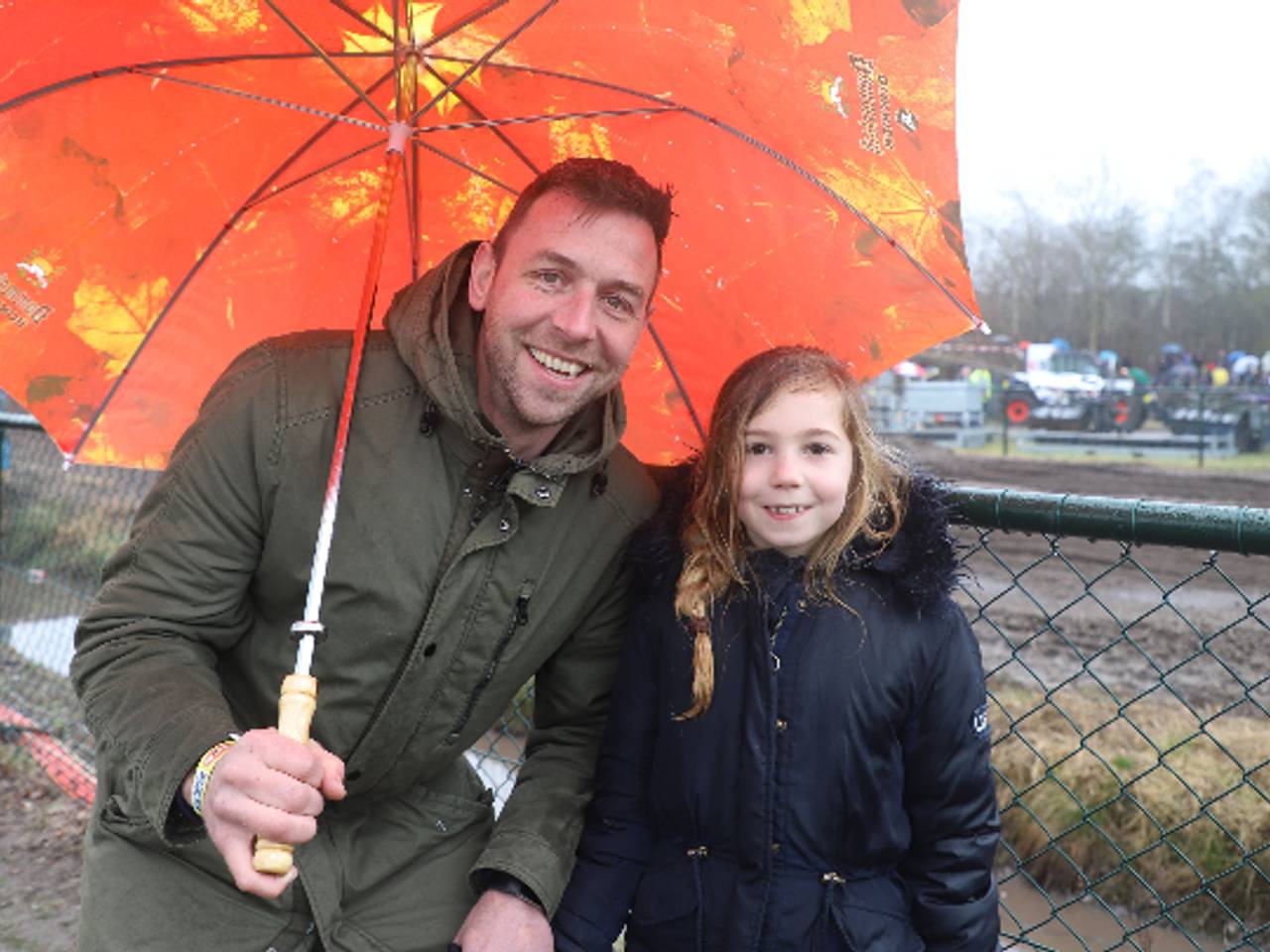 Willem-Jan en zijn dochter Emma genieten van de MXGP (Foto: Collin Beijk).