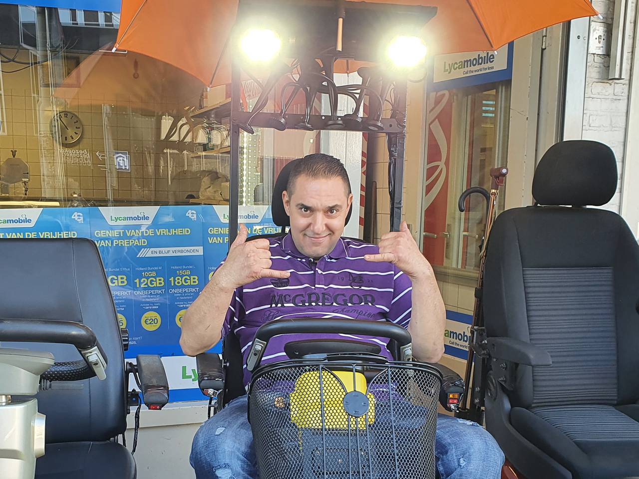 Huseyin pimpt scootmobielen, maar dat is niet zonder risico