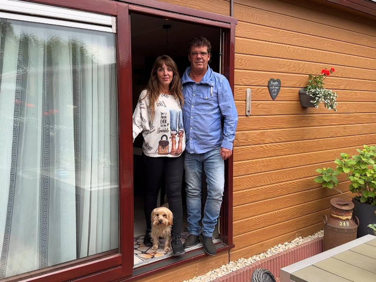 Deborah en Berry bij hun chalet op het vakantiepark in Molenschot (foto: Tom van den Oetelaar).