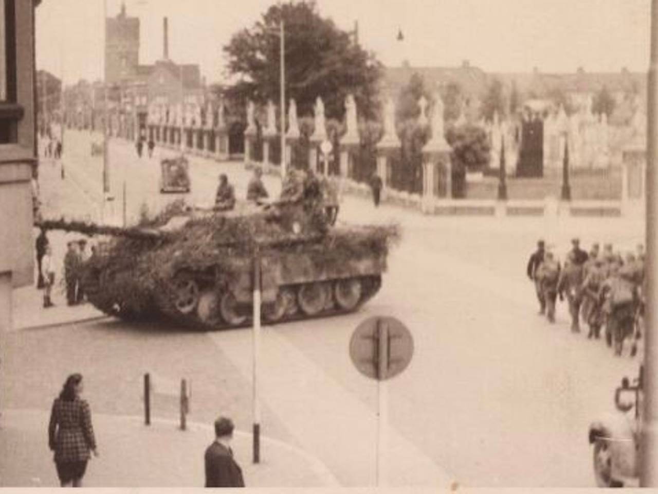 Duitse Jagdpanther op de Noordhoekring Tilburg 5 september 1944 onderweg voor tegenaanval (Foto: Regionaal Archief Tilburg)