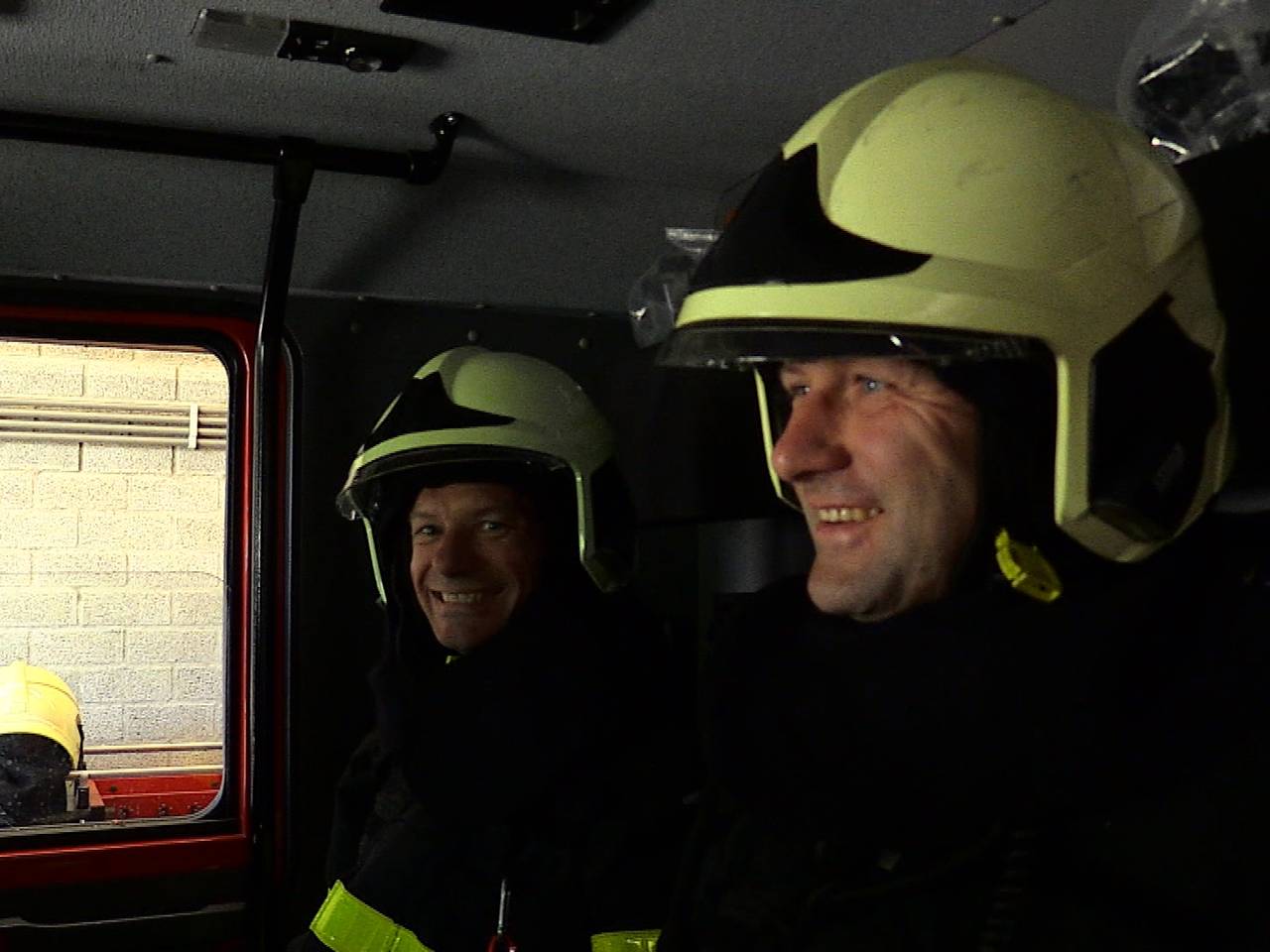 Rini (links) met collega Harry in de brandweerwagen