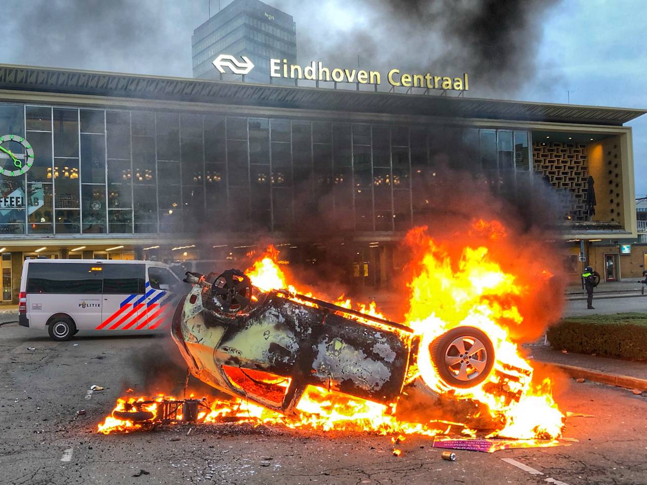 Bij de rellen werd onder meer een auto van ProRail voor het ook al vernielde stationsgebouw in Eindhoven in brand gestoken (foto: Rico Vogels/SQ Vision Mediaprodukties).
