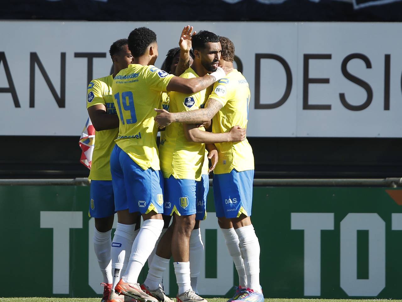 Oukili wordt omhelst door teamgenoten nadat hij RKC op voorsprong schoot tegen sc Heerenveen (foto: ANP).