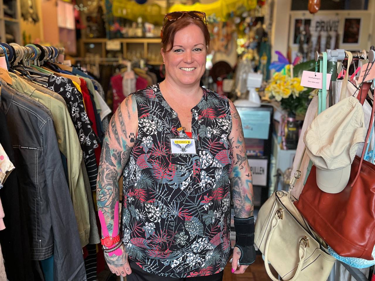 Hedwig Vroomen in haar winkeltje (foto: Rogier van Son).