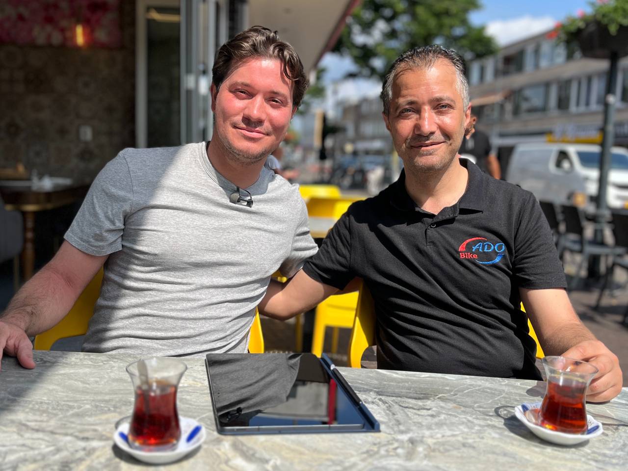 Koen (34) begeleidt statushouders: 'Ik krijg er veel liefde voor terug'