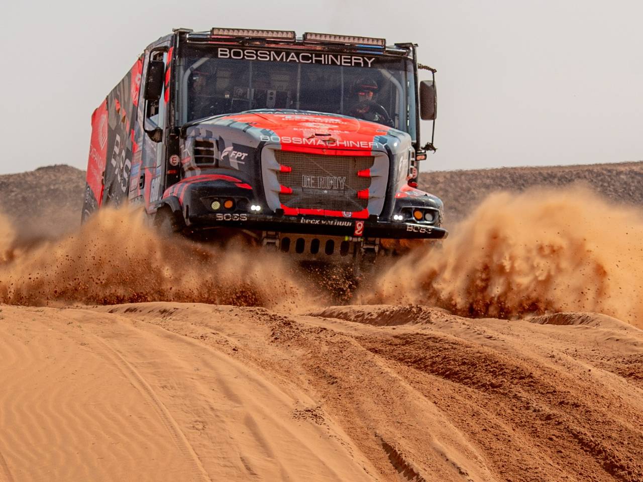 Janus van Kasteren remt hard voor een afdaling in de achtste dakarproef (foto: ANP/Gerard Laurenssen)