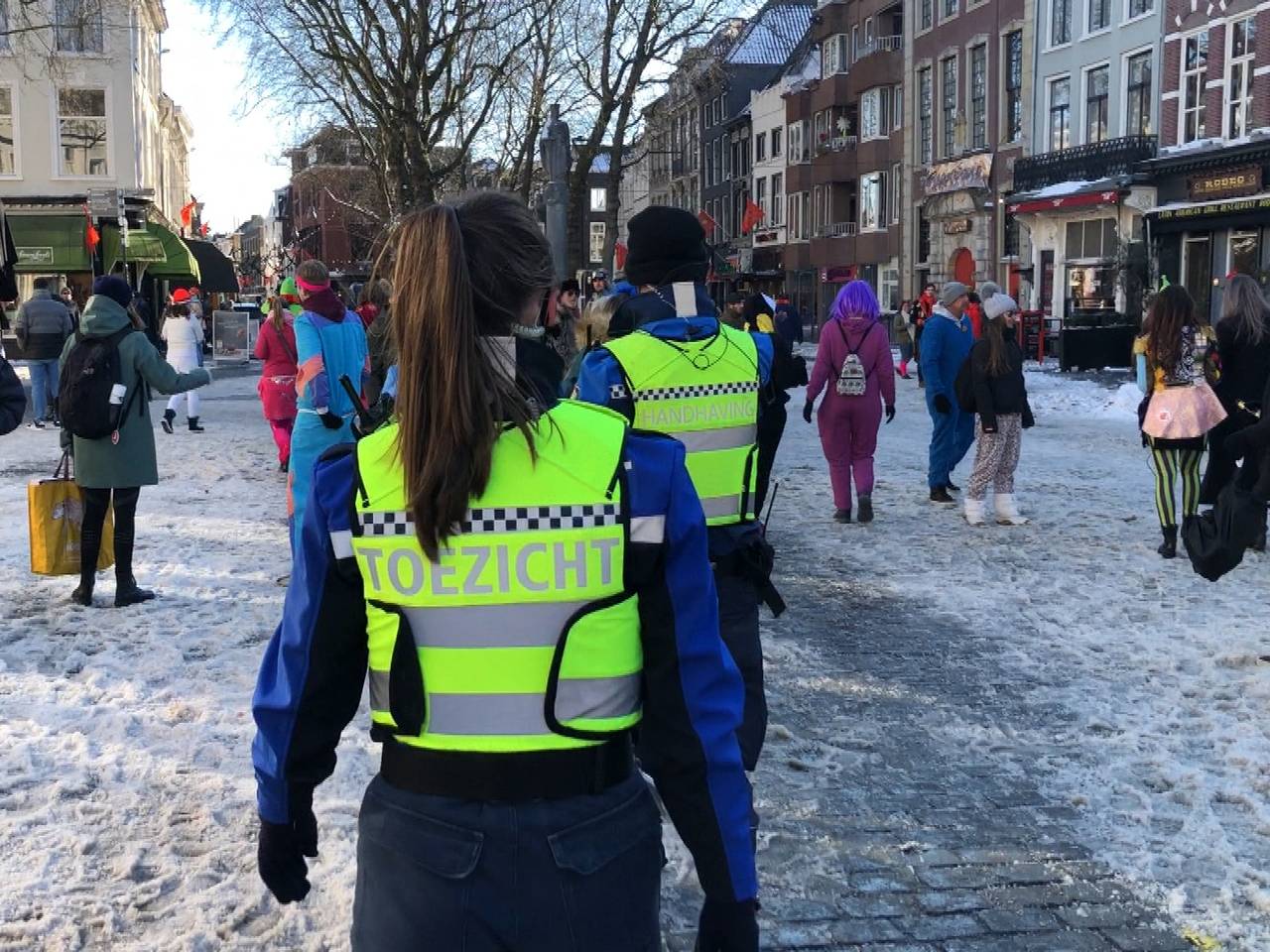Agenten en boa's stuurden zaterdag carnavalsvierders weg in Breda.