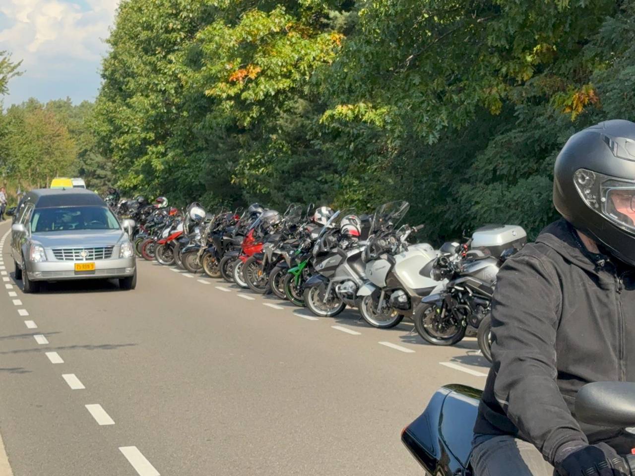 De rouwstoet passeert de erehaag (foto: Edward van den Borne/Edward-Media).