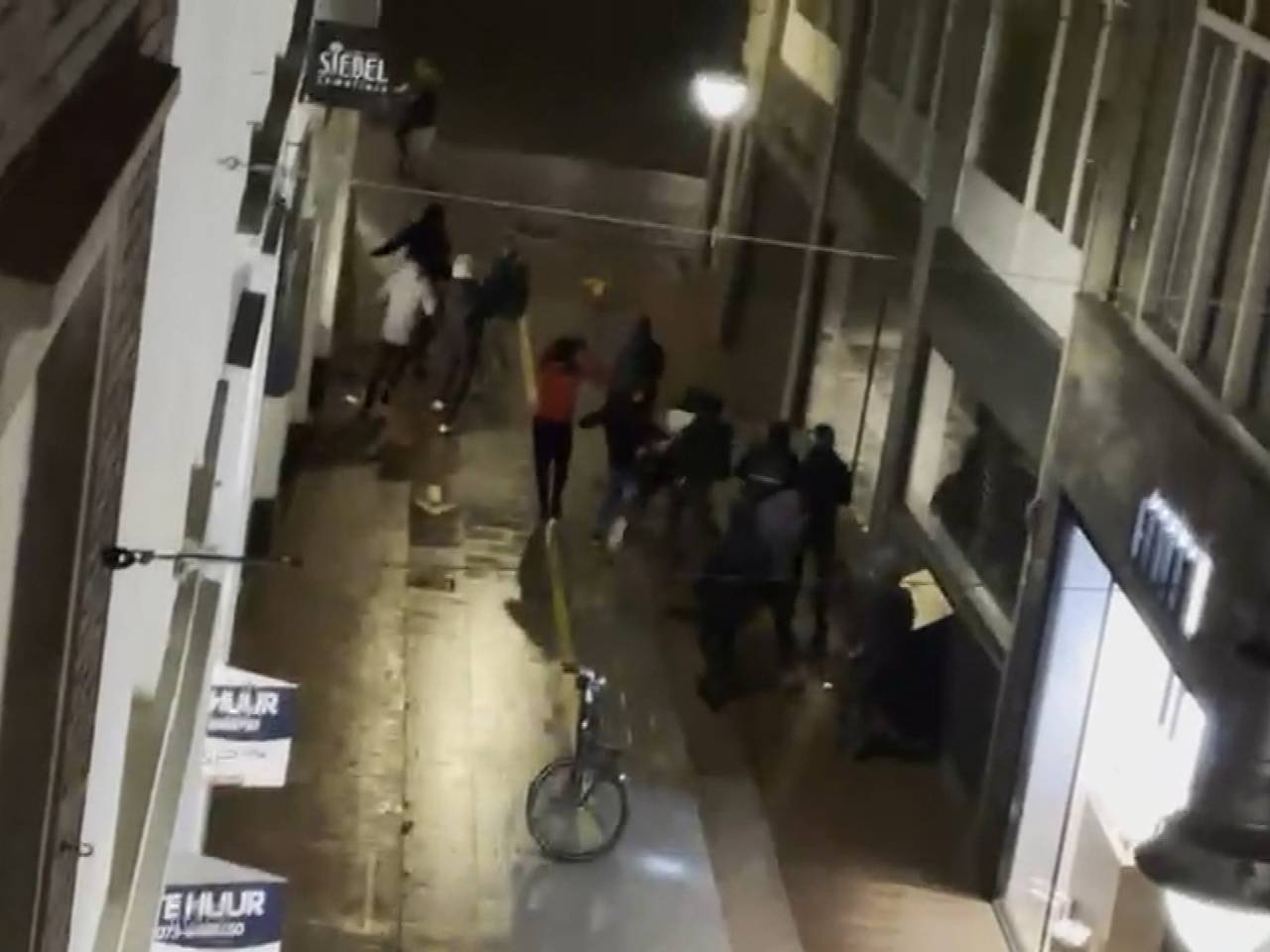 De vrienden werden op straat mishandeld.