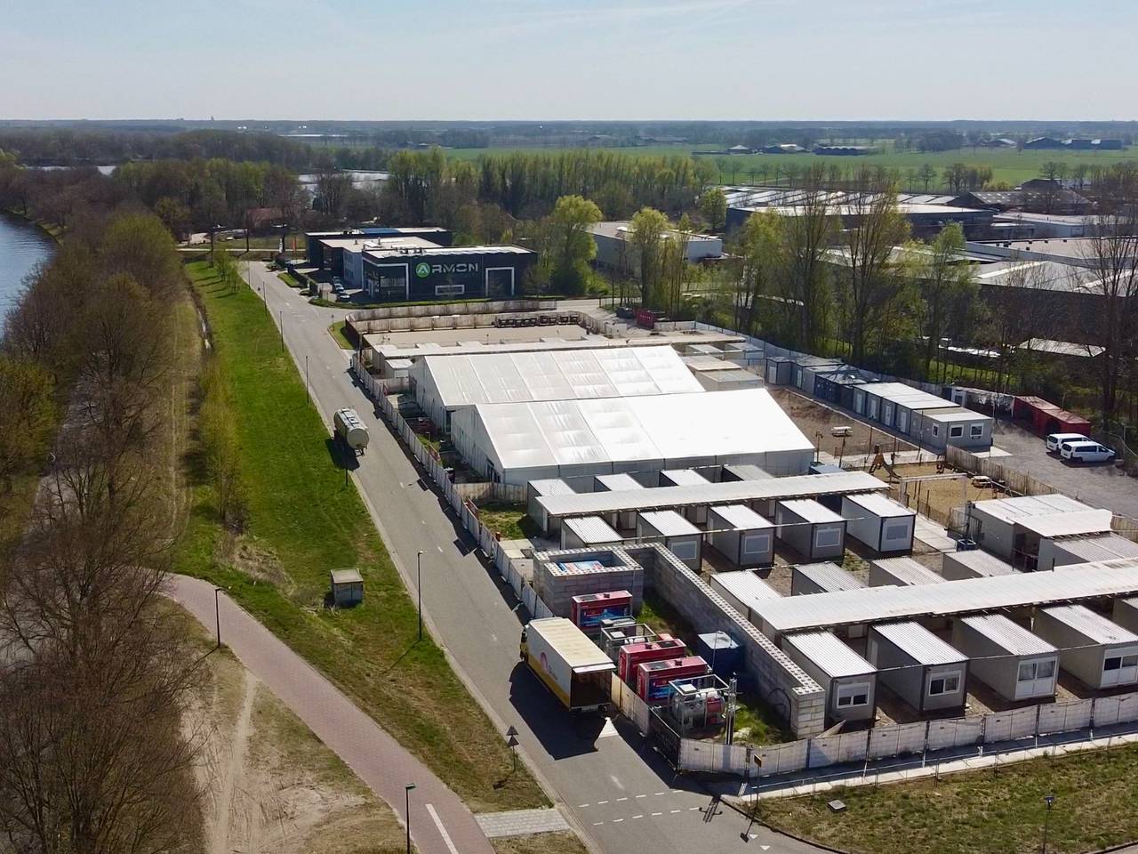 Een noodopvang voor asielzoekers langs het Wilhelminakanaal in Dongen (foto: Jan Peels)