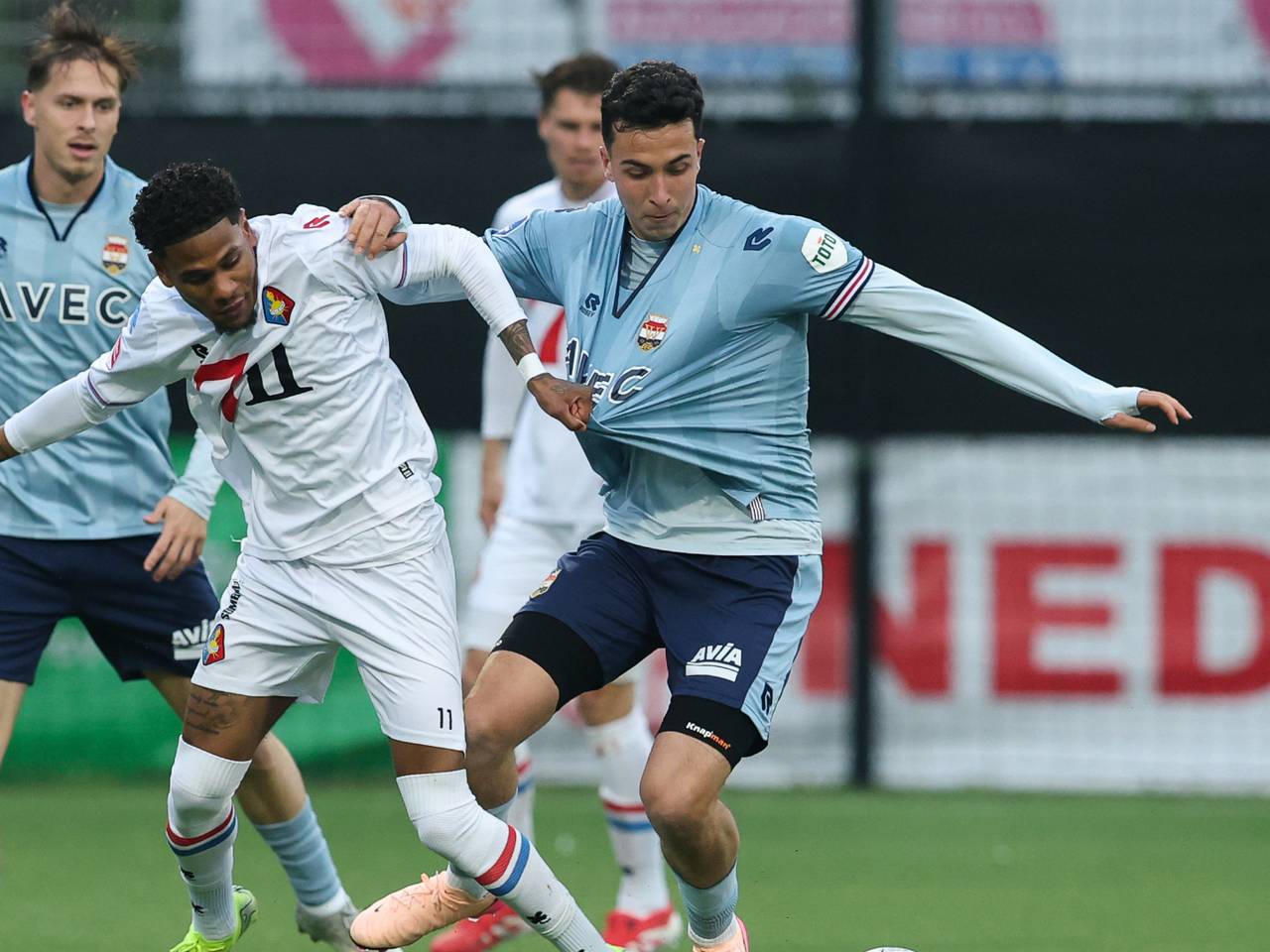 Een fel duel om de bal bij Telstar tegen Willem II. (Foto: Hans van der Valk/Orange Pictures)