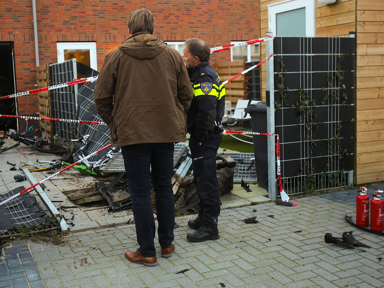 De politie doet onderzoek bij het huis aan de Fagotstraat (foto: Arno van der Linden/SQ Vision).