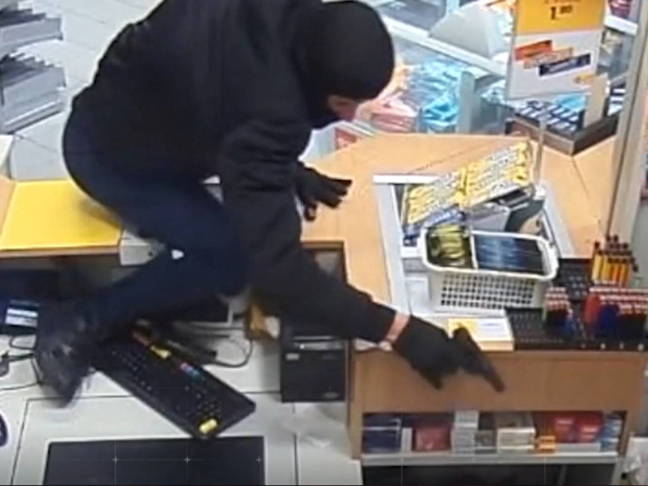 De overvaller in beeld tijdens de overval op het tankstation aan de Antwerpseweg zaterdag (foto: Bureau Brabant).