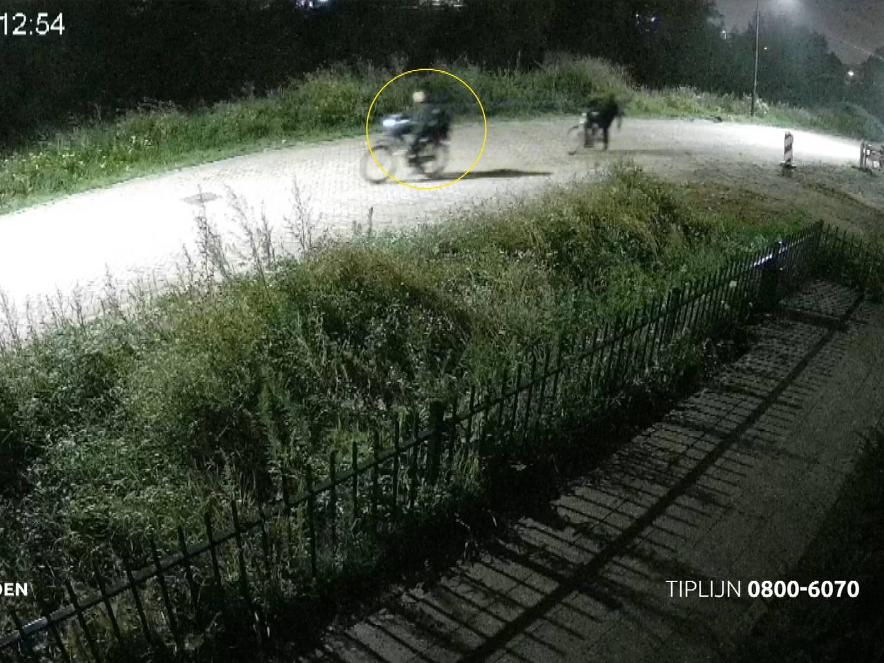 Minderjarige jongen met pistool berooft drie vrienden, wie herkent de dader?