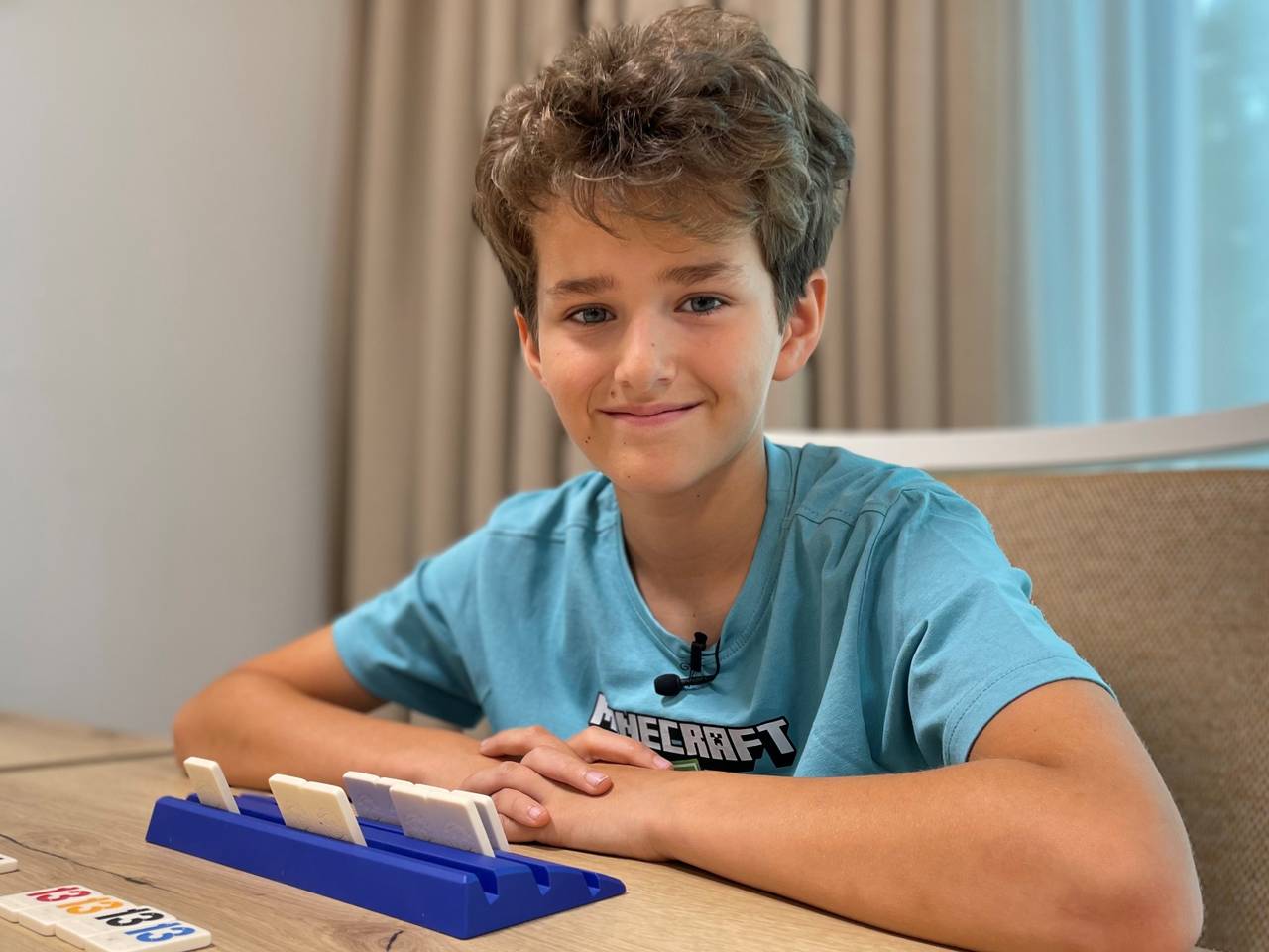 Johannes is 12 en speelt spelletjes met dementerende ouderen (Foto: Jos Verkuijlen).
