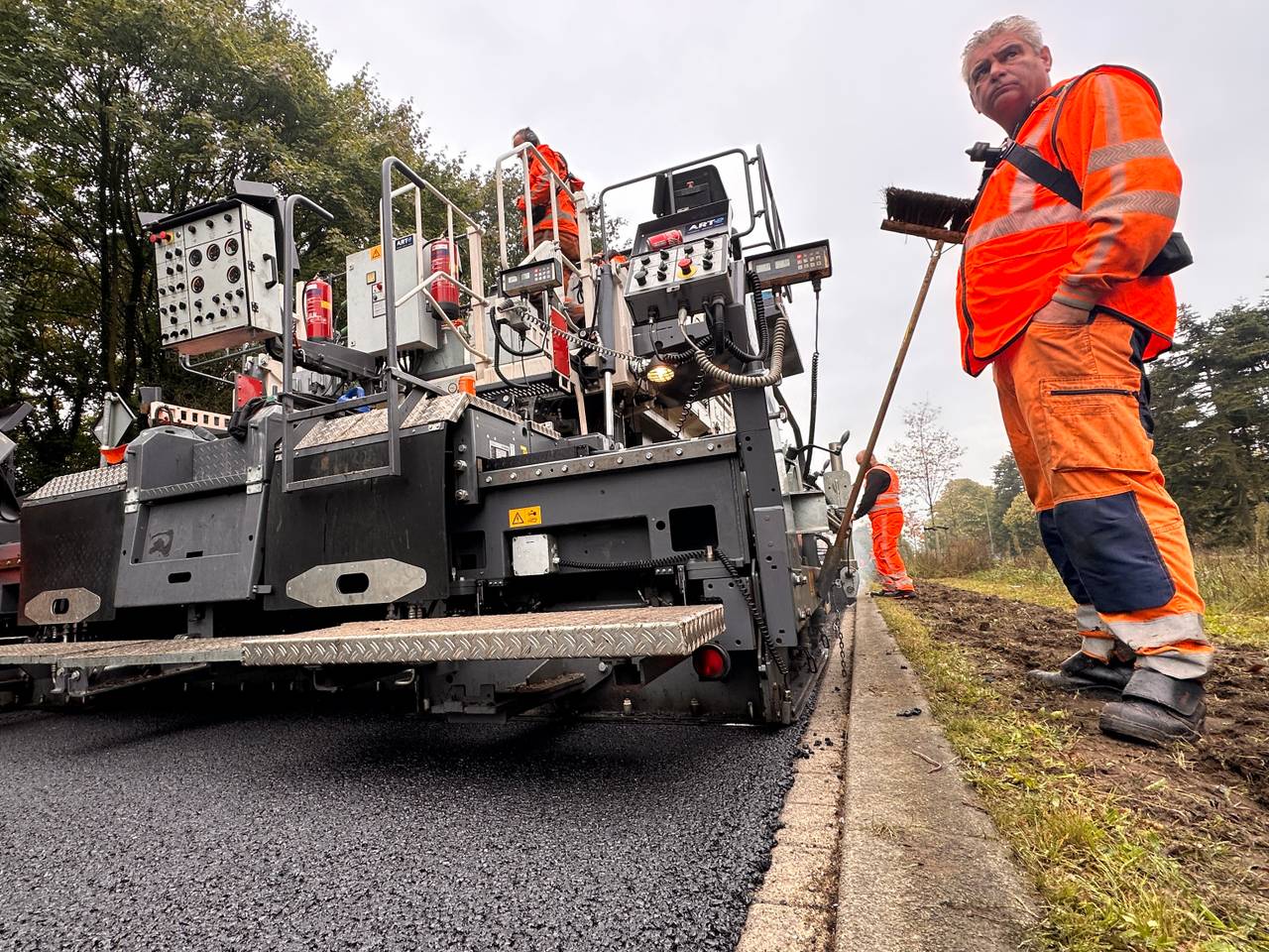 Nieuw asfalt dat achter uit Asphalt Recycling Train komt (foto: Jan Peels).