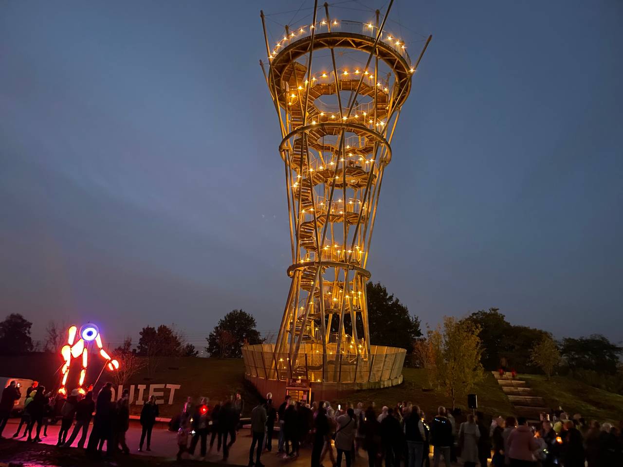 De lichtjes van de Kempentoren werden op Wereldarmoededag aangestoken. (foto: Agnes van der Straaten)