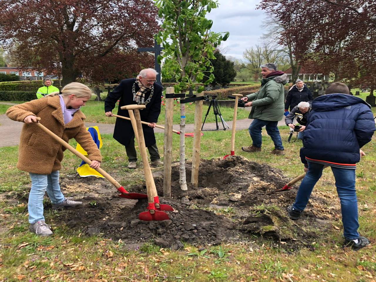 Luuk en Juka planten de Anne Frankboom. 