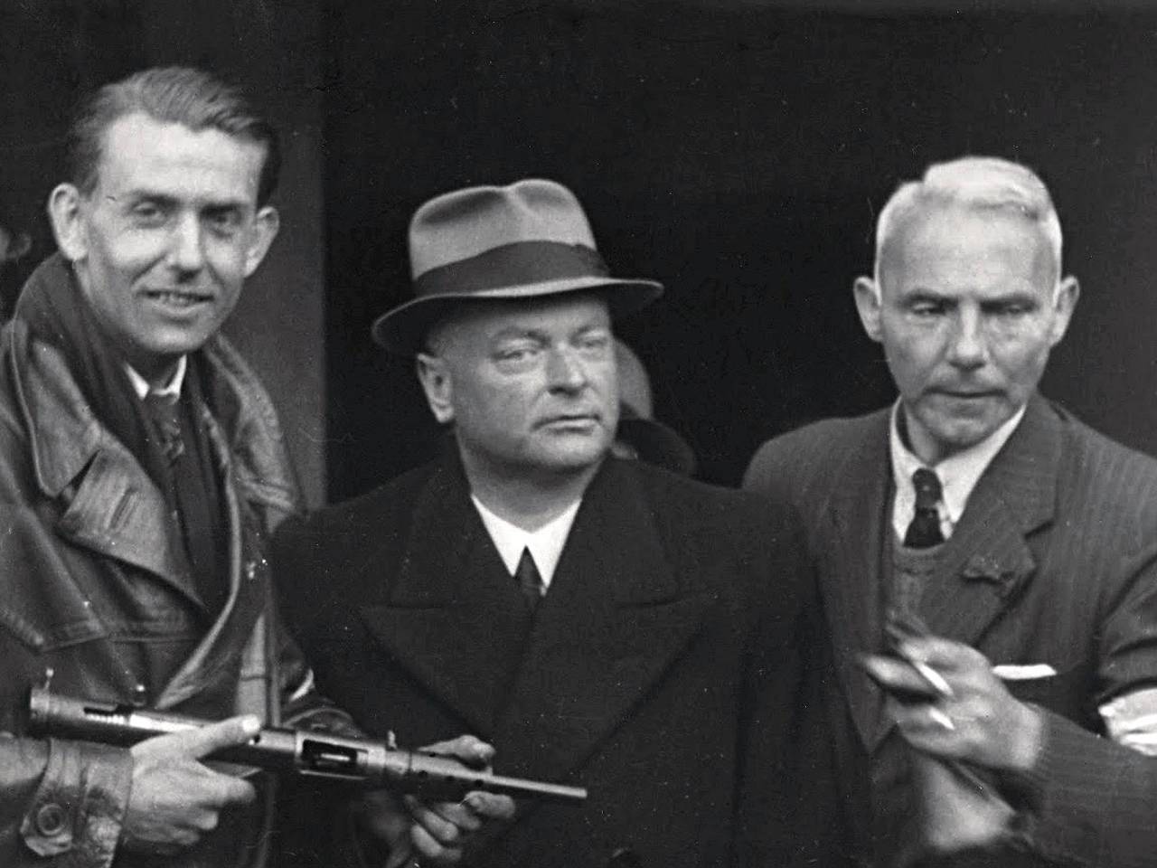 Mussert (met hoed) gearresteerd (foto: NA)