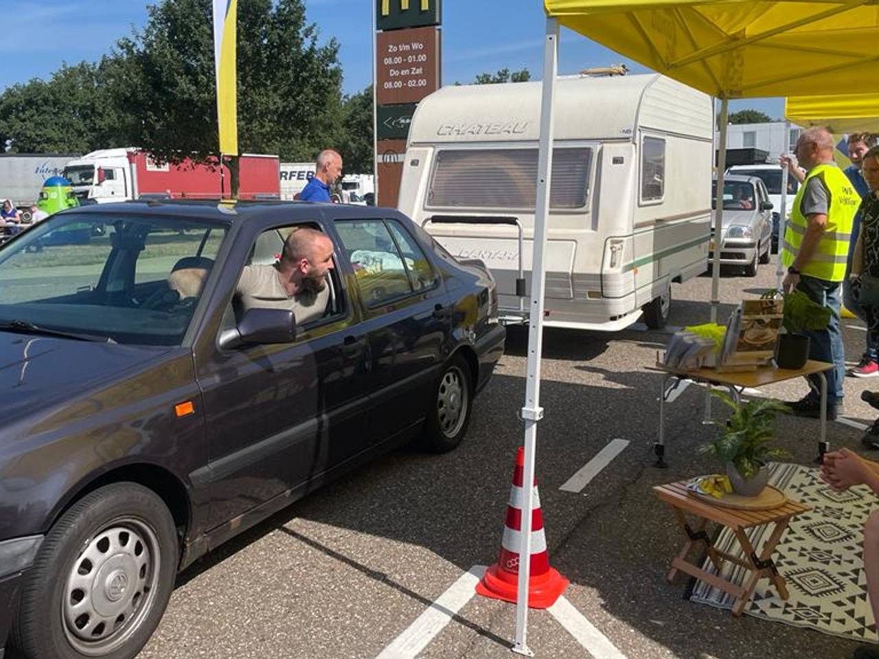 Drukte bij de ANWB-vakantiecheck op Hazeldonk (foto: Tonnie Vossen).