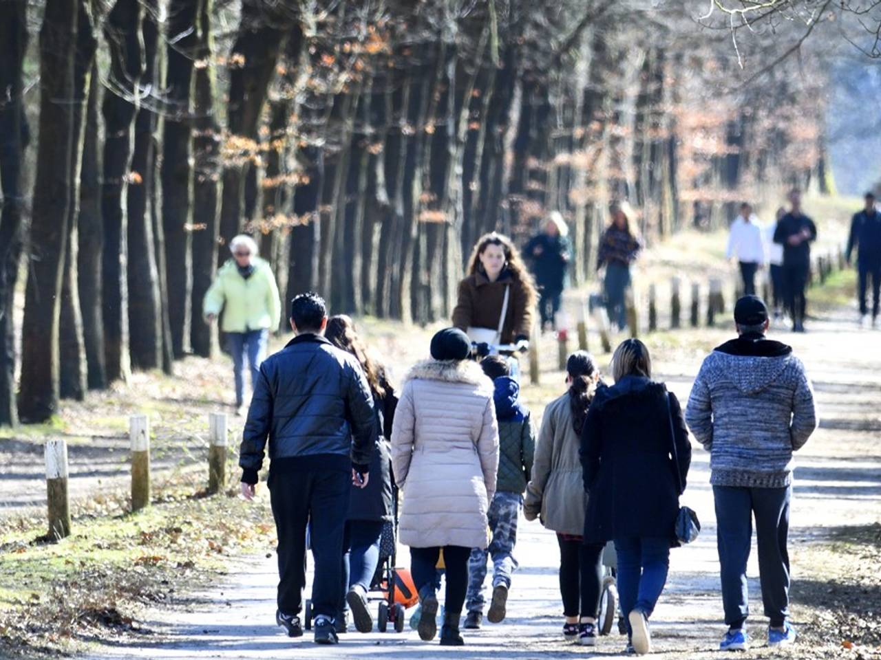 Mensen in het Mastbos houden zich niet aan de afstandsregel