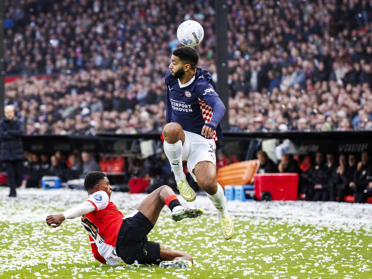 Man of the match, PSV'er Ismael Saibari, in duel met Feyenoorder Givairo Read (foto: ANP).