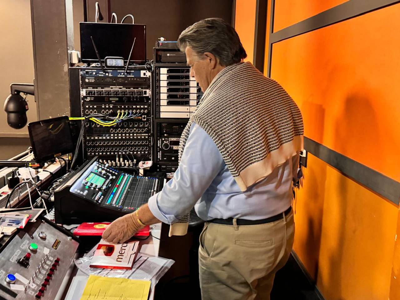 Emile Ratelband bij de mengpanelen (foto: Beneluxtheater).