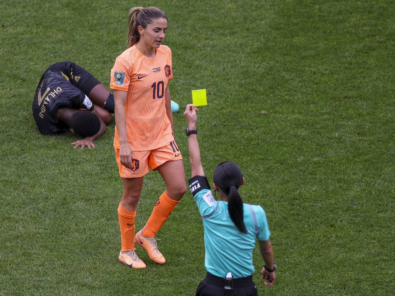 De gele kaart waardoor Danielle van de Donk de kwartfinale van het WK zal missen (Foto: AP Photo/Sophie Ralph via ANP).