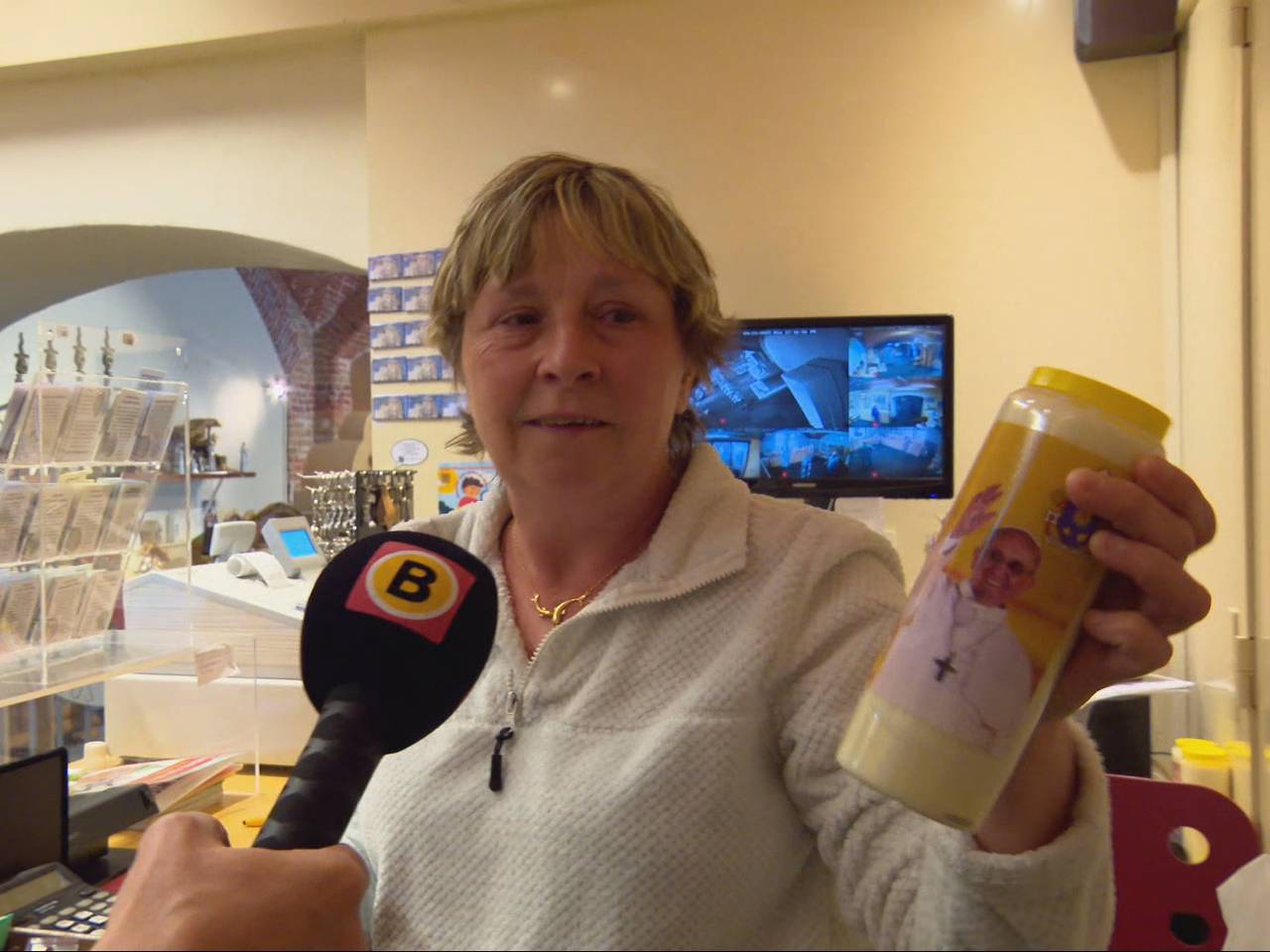 Verkoopster Emmy van Rijsbergen (foto: Charella Zwerts)