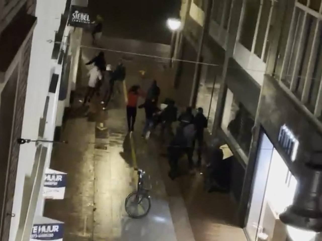 De vrienden worden op straat beroofd.