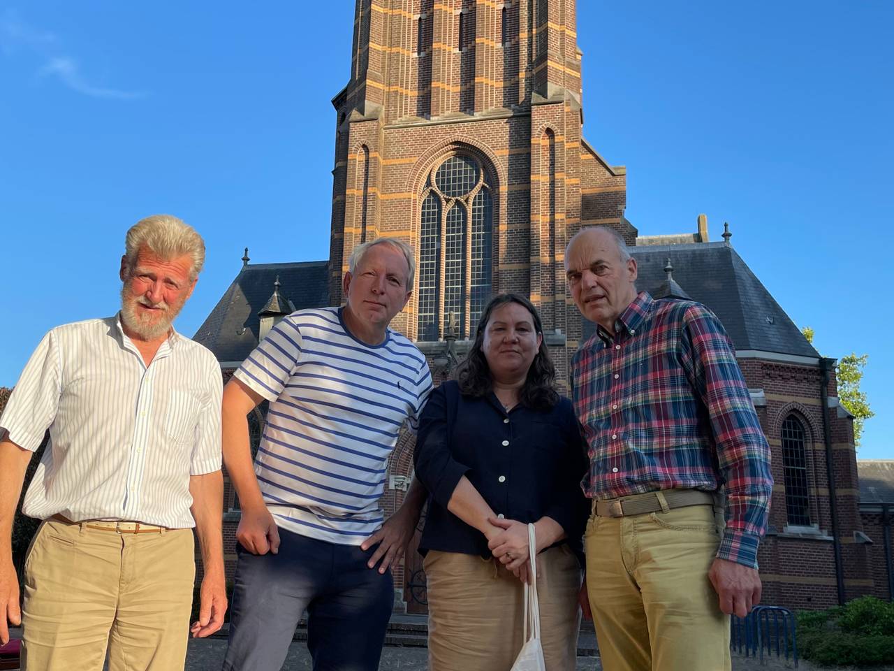 Rob Elings, Koert Rasenberg, Noor Heemskerk, Anton van Dorp voor de Caeciliakerk in Berkel-Enschot (foto: Tom van den Oetelaar)