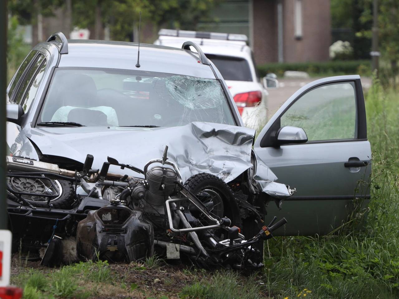 Het ongeluk tussen de auto en de motor (foto: Sander van Gils/SQ Vision Mediaprodukties).