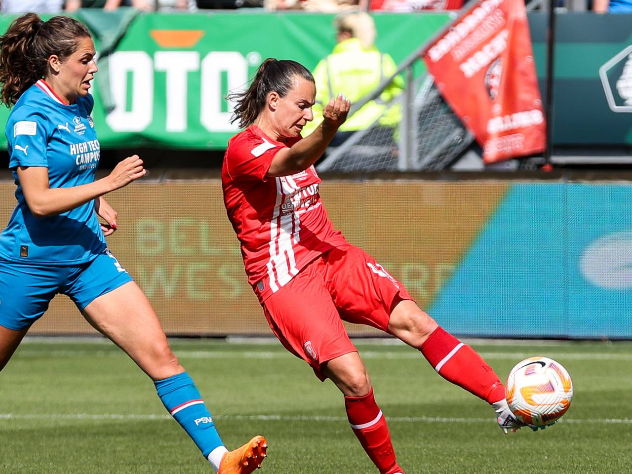 Melanie Bross (PSV, links) en Renate Jansen tijdens de bekerfinale in Den Haag (foto: Orange Pictures).