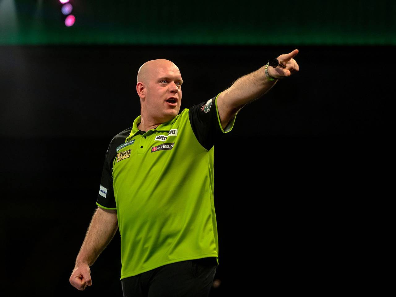 Michael van Gerwen straalde weer als vanouds op het podium (foto: PDC).