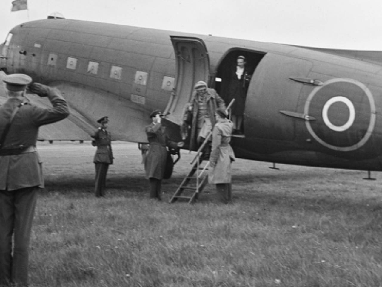 Koningin Wilhelmina stapt uit na de landing op Gilze Rijen 2 mei 1945 (Foto: Nationaal Archief)