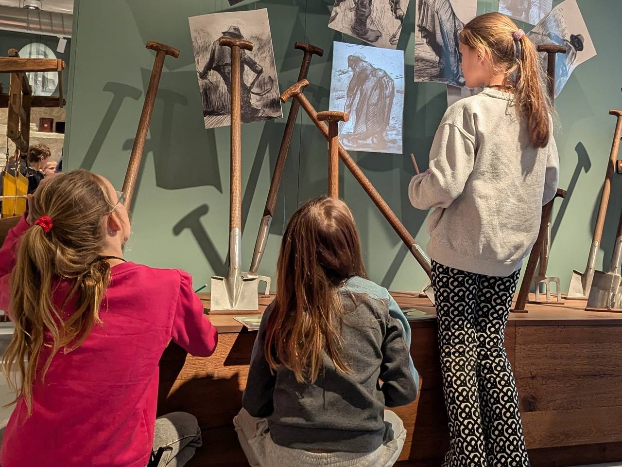 Schoolkinderen brengen een bezoek aan het Van Gogh Village Museum (foto: Ferenc Triki).