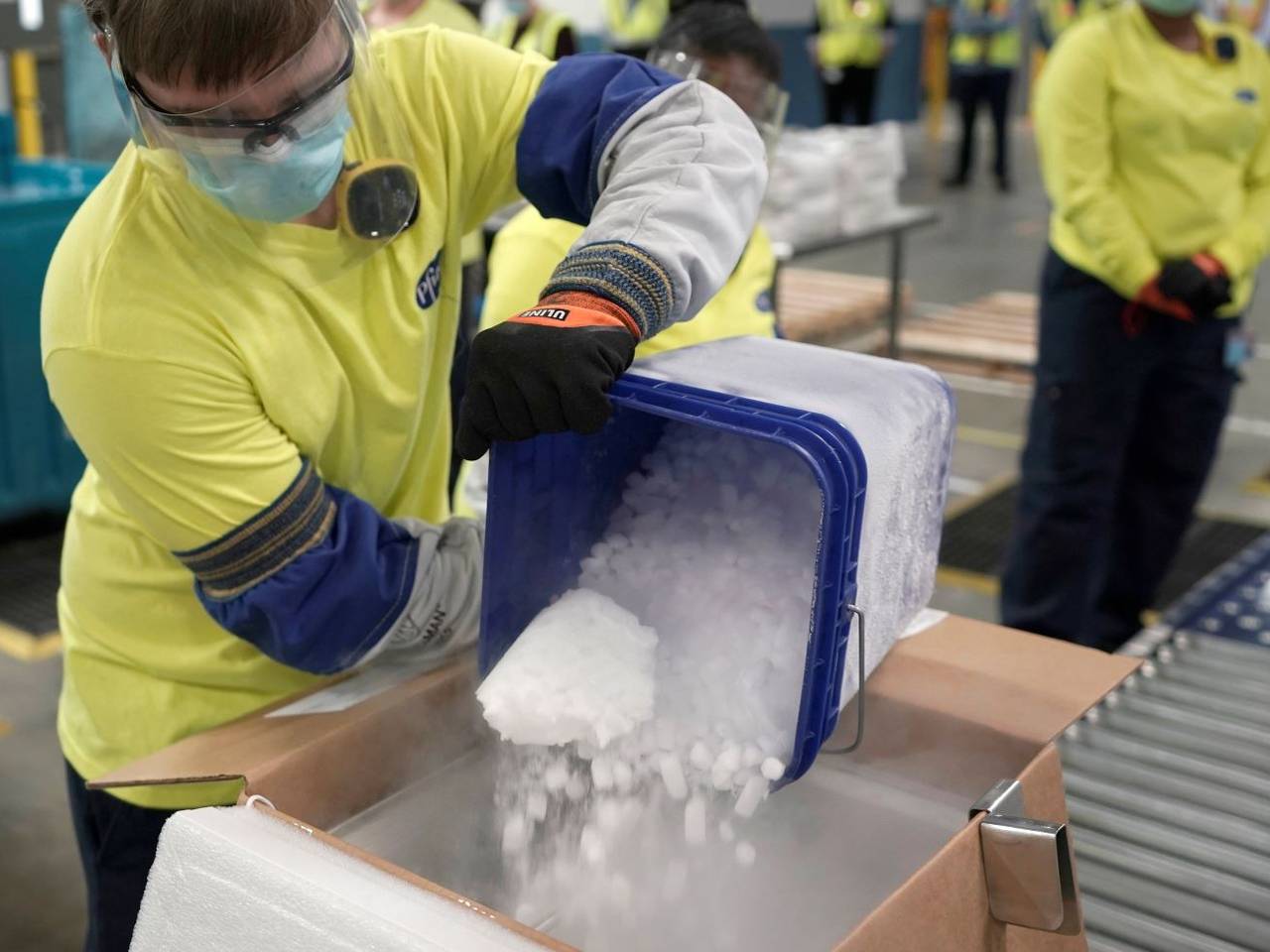 Droogijs in de doos moet de vaccins bevroren houden (archieffoto ANP)