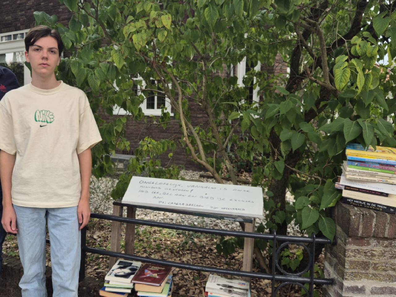 Pascal en Daan bij de overblijfselen van hun minibieb (foto: Niek de Bruijn)