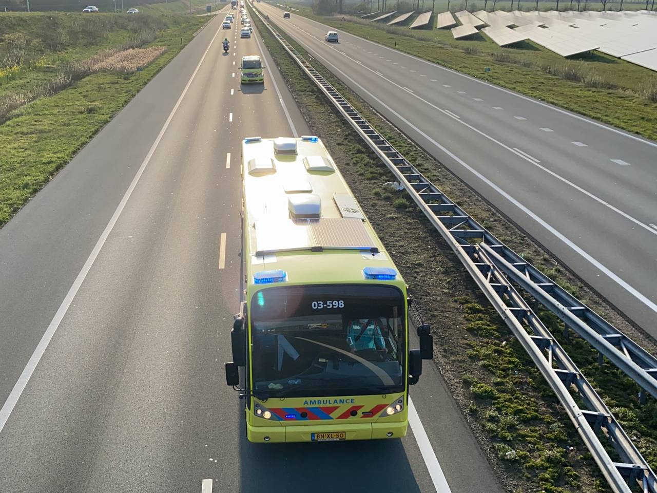Opnieuw zijn coronapatiënten met een ambulancebus naar andere ziekenhuizen gebracht (foto: AS Media).